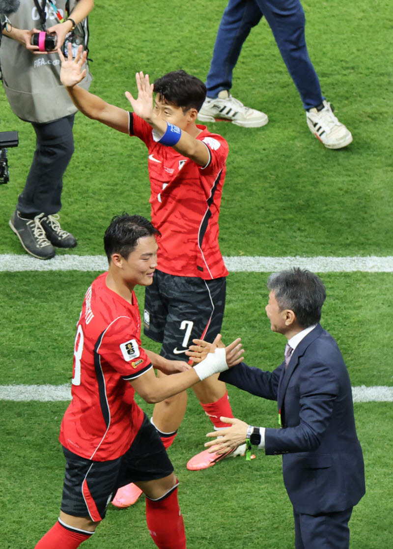지난 11일(현지시간) 멕시코 사포판 과달라하라 스타디움에서 열린 2026 북중미 월드컵 A조 1차전 한국과 체코의 경기. 역전골을 넣으며 팀을 승리로 이끈 오현규가 정몽규 축구협회장의 축하를 받고 있다. 사진=연합뉴스