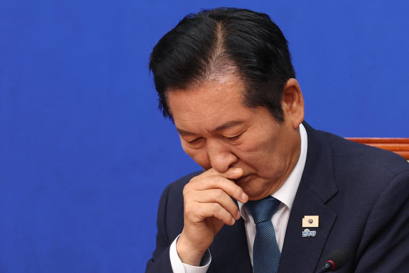 [이데일리 노진환 기자] 정청래 더불어민주당 대표가 24일 서울 여의도 국회에서 열린 최고위원회의서 참석자들의 발언을 들으며 생각에 잠겨 있다.