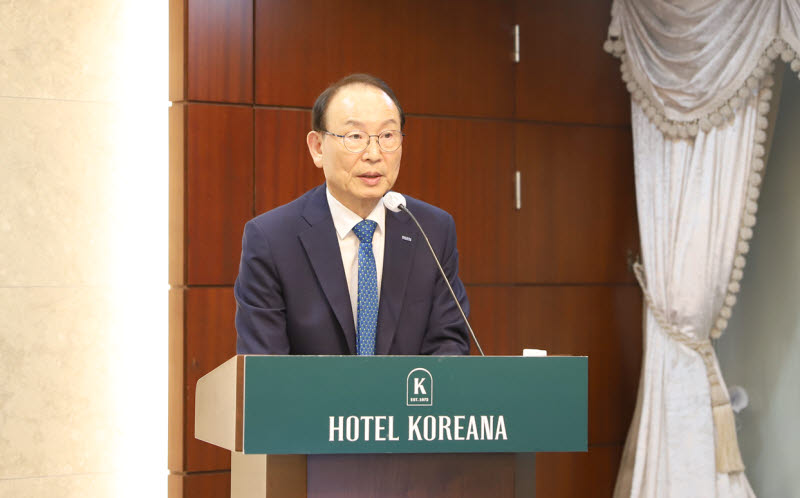 최운열 한국공인회계사회 회장이 지난 23일(화) 코리아나 호텔에서 개최된 ‘회계업계 대표자 간담회’에서 인사말을 하고 있다. 사진=한국공인회계사회 제공