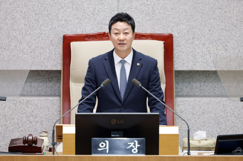 김진경 경기도의회 의장이 제11대 경기도의회 마지막 의사일정인 24일 제391회 정례회 제2차 본회의에서 폐회사를 하고 있다.