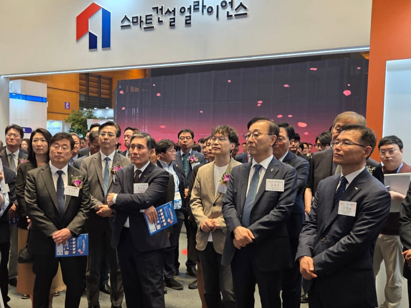 김윤덕 국토교통부 장관(왼쪽 두 번째)을 비롯한 내빈들이 24일 개막한 2026 국토교통기술대전 부스를 둘러보고 있다. (사진= 이다원 기자)