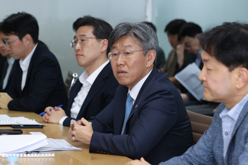 김이탁 국토교통부 제1차관(가운데)이 24일 서울 용산구 국토교통부-LH 합동 주택공급 태스크포스(TF) 회의실에서 한국토지주택공사(LH), 서울주택도시공사(SH), 경기주택도시공사(GH), 인천도시공사(iH) 등 4대 공사와 '2026년 공공주택 공급점검 TF 2차 회의'를 열고 발언하고 있다. (사진=국토교통부)