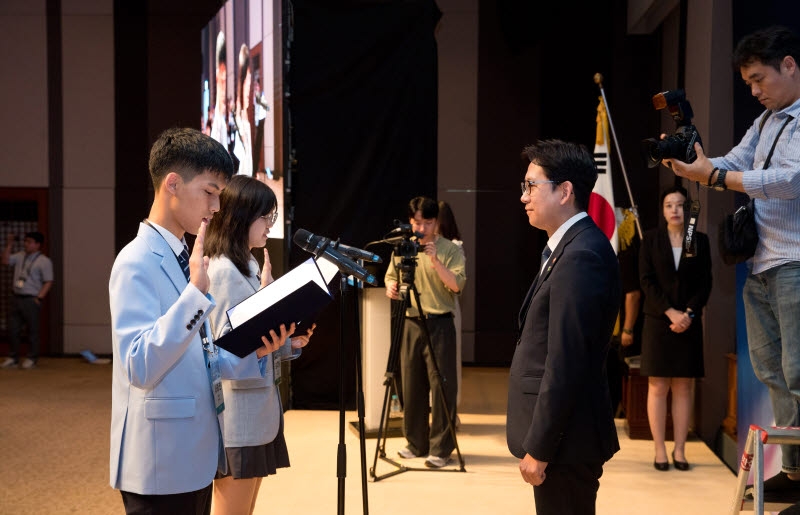 배경훈 부총리 겸 과학기술정보통신부 장관이 24일 오후 서울 중구 한국프레스센터에서 열린 '2026 국제과학올림피아드 한국대표단 발대식' 에서 서하진 경산과학고등학교 학생, 오지윤 서울과학고등학교 학생 등과 선서를 하고 있다. 사진=과기정통부