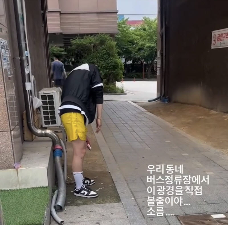 A 씨가 비정상적인 자세로 서 있는 모습. (사진=스레드 캡처)
