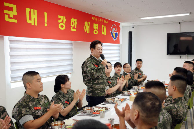 이재명 대통령이 24일 인천시 옹진군 해병대 연평부대에서 열린 장병들과의 오찬에서 격려사를 하고 있다.(사진=연합뉴스)
