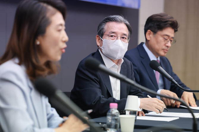 김용범 대통령비서실 정책실장이 24일 서울 중구 프레스센터에서 열린 관훈토론회에서 패널의 질문을 듣고 있다.(사진=연합뉴스)
