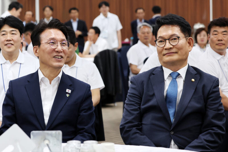 더불어민주당 차기 당권 도전에 나설 것으로 예상되는 김민석 국무총리와 송영길 민주당 의원이 16일 오후 전남 보성군 다비치콘도에서 열린 제9회 전국동시지방선거 더불어민주당 전남광주통합특별시의원 당선인 워크숍에서 인사를 나누고 있다.(사진 = 연합뉴스)