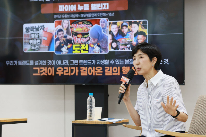 김정수 삼양식품 회장이 24일 서울 중구 명동 삼양라운드스퀘어빌딩에서 스타트업 창업가 등 15명의 청년이 참석한 가운데 열린 ‘갓생한끼 5탄' 행사에 참석해 '도전으로 변화를 만드는 갓생(GOD生)'을 주제로 청년들과 소통하고 있다.(사진=한경협)