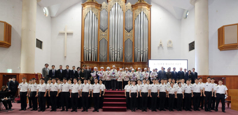 계명대는 24일 성서캠퍼스 아담스채플에서 ‘6·25전쟁 제76주년 추념식’을 개최했다. 참전용사들과 국내외 주요 인사, 계명대 학군사관후보생들이 기념촬영을 하고 있다.(사진=계명대)