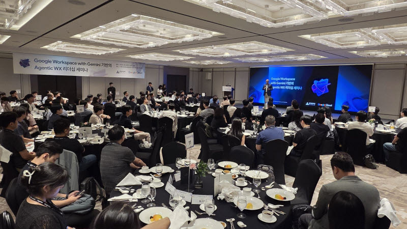 염동훈 메가존클라우드 대표가 23일 서울 그랜드 인터컨티넨탈 파르나스 강남에서 열린 ‘제미나이 기반 구글 워크스페이스 에이전틱 WX 리더십 세미나’에서 인사말을 하고 있다. (사진=메가존클라우드)