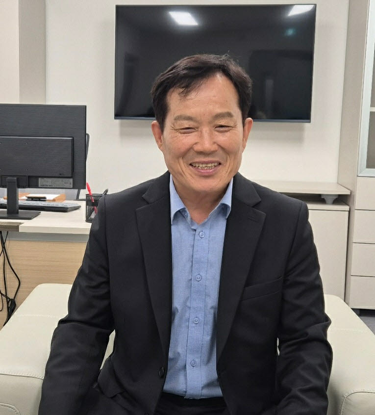 24일 최유철 의성군수 당선인이 의성종합체육관에 위치한 인수위 사무실에서 차기 군정에 대한 구상을 밝히고 있다.(사진=홍석천 기자)