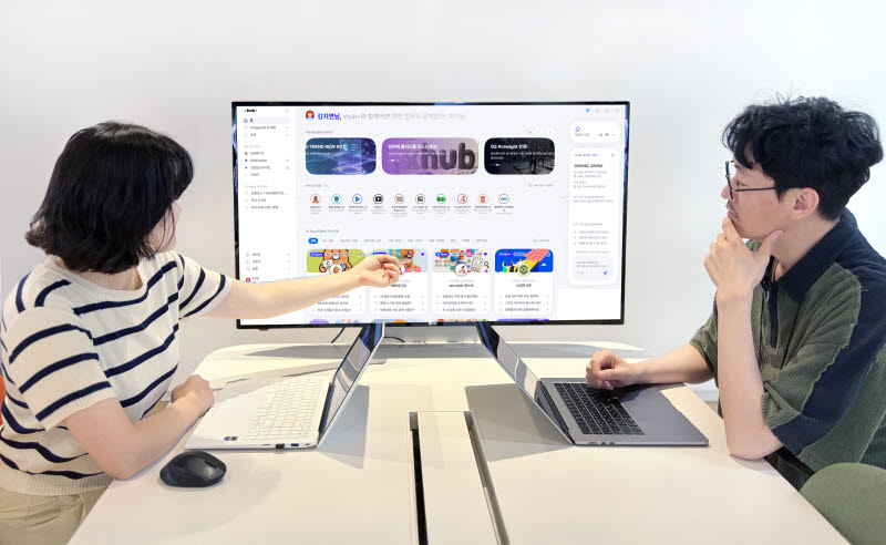 GS샵 직원들이 DX·AX 통합 포털 ‘엑스허브플러스(xhub+)’를 살펴보고 있다. (사진=GS샵)