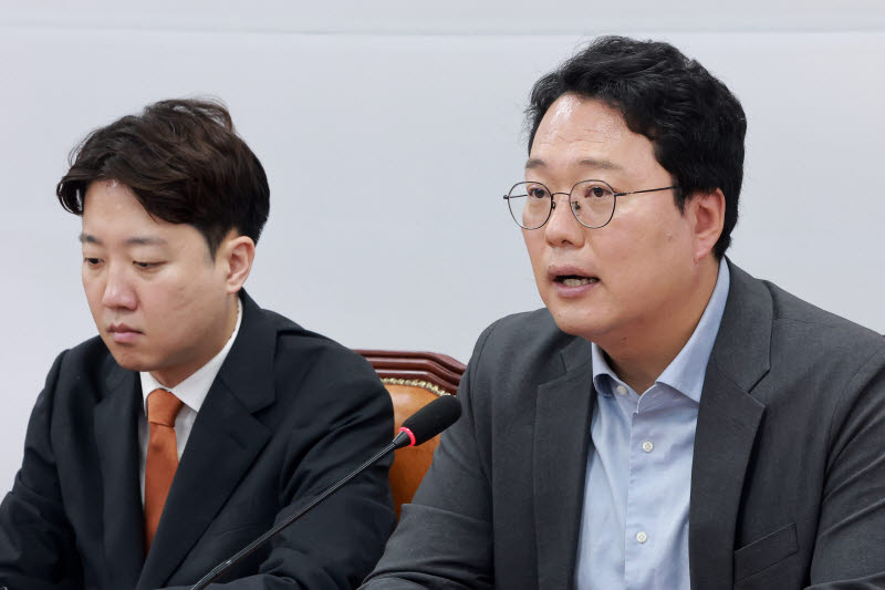 천하람 개혁신당 원내대표가 지난 22일 국회에서 열린 최고위원회의에 참석해 발언하고 있다. 왼쪽은 이준석 대표. (사진=연합뉴스)