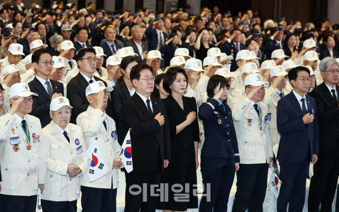 이재명 대통령과 김혜경 여사가 25일 경기 수원시 영통구 수원컨벤션센터에서 열린 6·25 전쟁 제76주년 기념식에서 국민의례를 하고 있다.(사진=뉴스1)