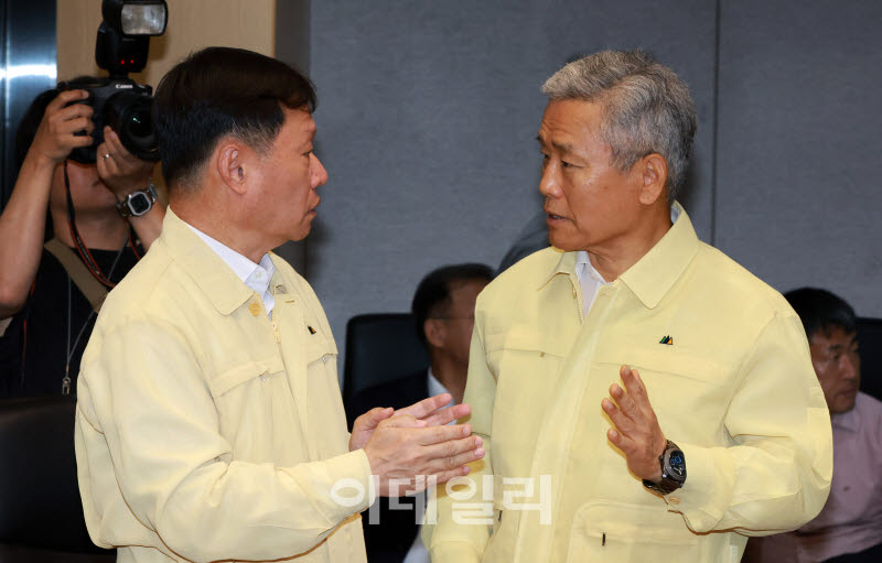 [포토]이야기 나누는 김동철 한국전력사장-이정복 한국서부발전 사장