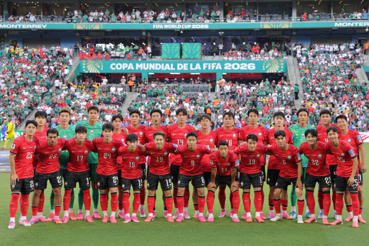 대한민국과 남아공의 2026 국제축구연맹(FIFA) 북중미 월드컵 조별리그 A조 최종 3차전이 열린 멕시코 누에보레온주 과달루페의 몬테레이 스타디움. 한국 선수단이 기념사진을 찍고 있다. 사진=연합뉴스