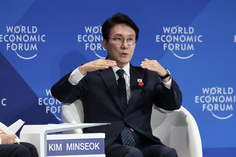 김민석 국무총리가 지난 24일 중국 랴오닝성 다롄 국제컨벤션센터에서 열린 2026 하계 다보스포럼 특별연설 세션에서 대담하고 있다.(사진=국무총리실)