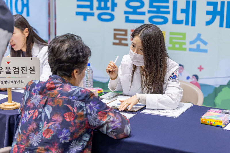 의료진이 영덕군 주민을 대상으로 건강검진을 진행하고 있다. (사진=쿠팡)