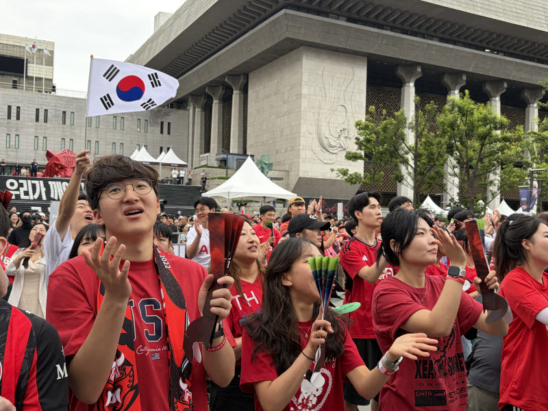 25일 오전 서울 광화문 광장에서 대한민국과 남아공의 월드컵 조별리그 3차전 전반이 0대0으로 끝나자 시민들이 아쉬워 하고 있다. (사진=정유진 수습기자)