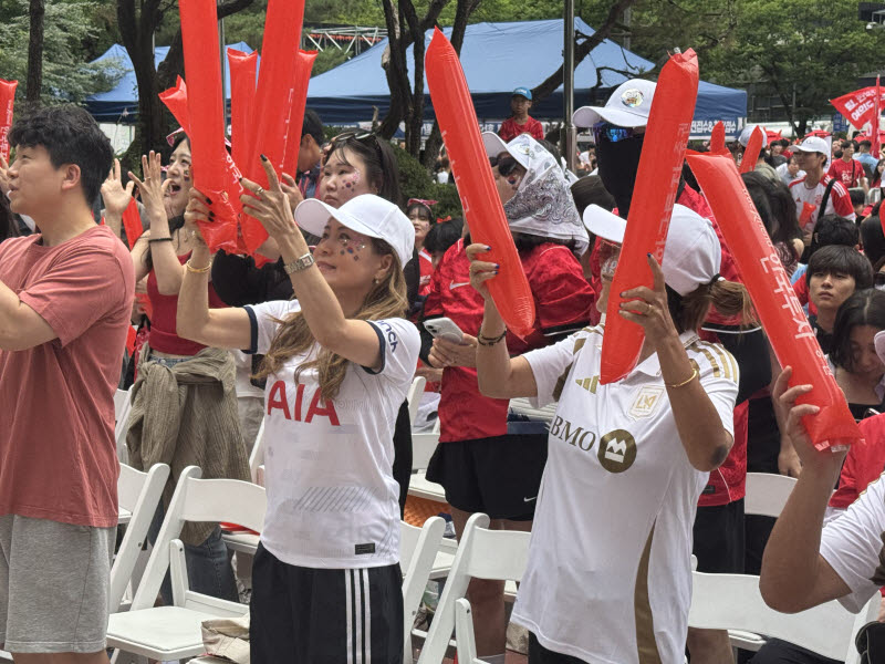 25일 오전 서울 영등포구 여의도에서 시민들이 대한민국 축구 국가대표팀을 응원하고 있다. (사진=강민혁 수습기자)