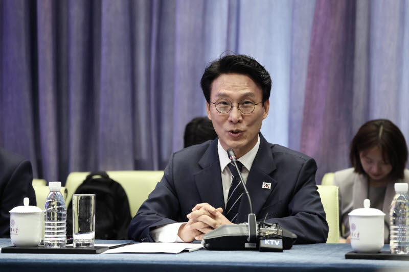 김민석 국무총리가 지난 23일 중국 칭화대를 방문해 법학원장과 면담하고 있다. (사진=연합뉴스)