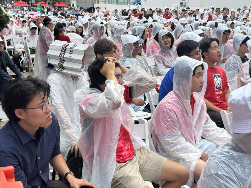 25일 서울 여의도 한국투자증권 본사 앞에서 열린 월드컵 응원전을 보는 시민들이 골이 먹히자 좌절하고 있다. (사진= 강민혁 수습기자)