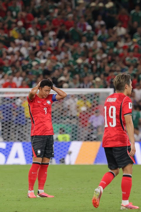 대한민국과 남아공의 2026 국제축구연맹(FIFA) 북중미 월드컵 조별리그 A조 최종 3차전이 열린 멕시코 누에보레온주 과달루페의 몬테레이 스타디움. 손흥민이 아쉬워하고 있다. 사진=연합뉴스