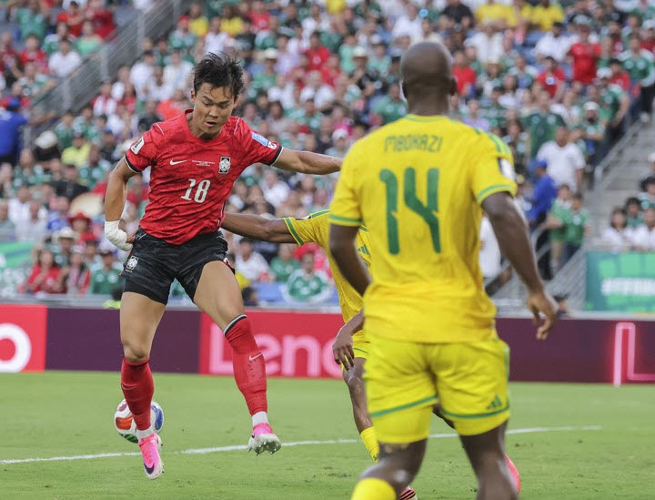 대한민국과 남아공의 2026 국제축구연맹(FIFA) 북중미 월드컵 조별리그 A조 최종 3차전이 열린 멕시코 누에보레온주 과달루페의 몬테레이 스타디움. 오현규가 슈팅을 시도하고 있다. 사진=연합뉴스