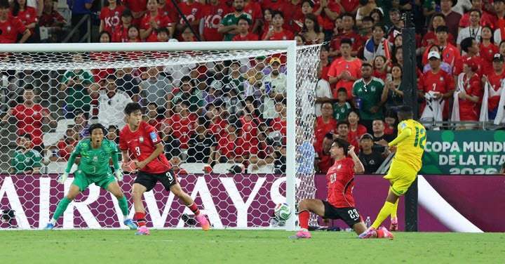 대한민국과 남아공의 2026 국제축구연맹(FIFA) 북중미 월드컵 조별리그 A조 최종 3차전이 열린 멕시코 누에보레온주 과달루페의 몬테레이 스타디움. 한국이 선제 실점하고 있다. 사진=연합뉴스