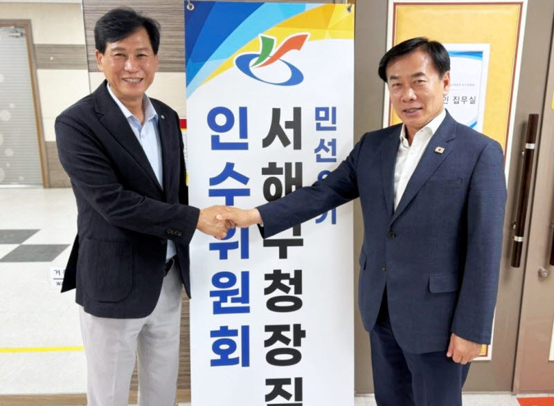김진규(왼쪽) 검단구청장 당선인이 24일 구재용 서해구청장 당선인과 재정대응 공동TF 구성을 합의한 뒤 기념 촬영하고 있다. (사진 = 김진규 당선인측 제공)