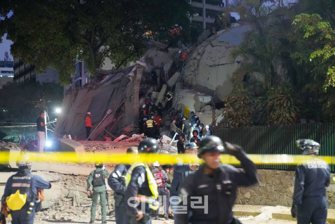 베네수엘라 카라카스 인근에서 규모 7.1의 지진이 발생한 후 구조대원들이 붕괴한 건물 잔해를 수색하고 있다.[AP통신=뉴시스 제공]