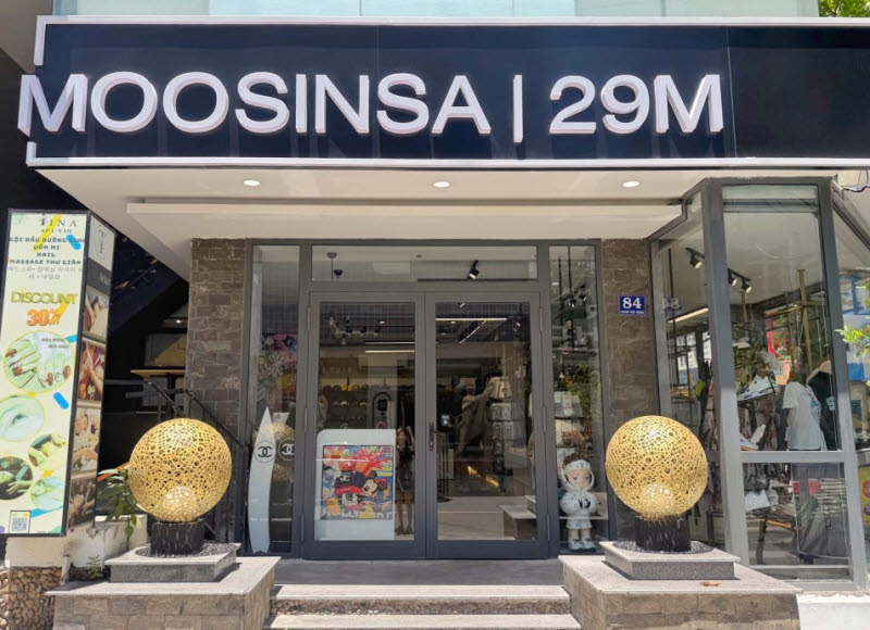 베트남 남부 휴양지 나트랑 시내에서 영업을 하던 'MOOSINSA'. 지난 16일 이후엔 무신사의 내용증명 이후 간판을 바꾼 상태다. (사진=네이버 커뮤니티 캡쳐)