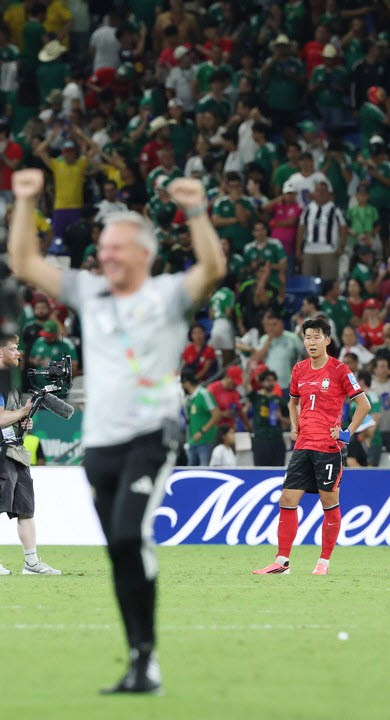 멕시코 누에보레온주 과달루페의 몬테레이 스타디움에서 열린 2026 국제축구연맹(FIFA) 북중미 월드컵 조별리그 A조 최종 3차전. 남아공에 패한 뒤 손흥민이 아쉬워하고 있다. 사진=연합뉴스
