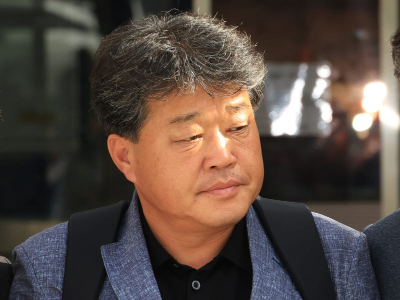 법원 나서는 박창욱 경북도의원. (사진=뉴시스)