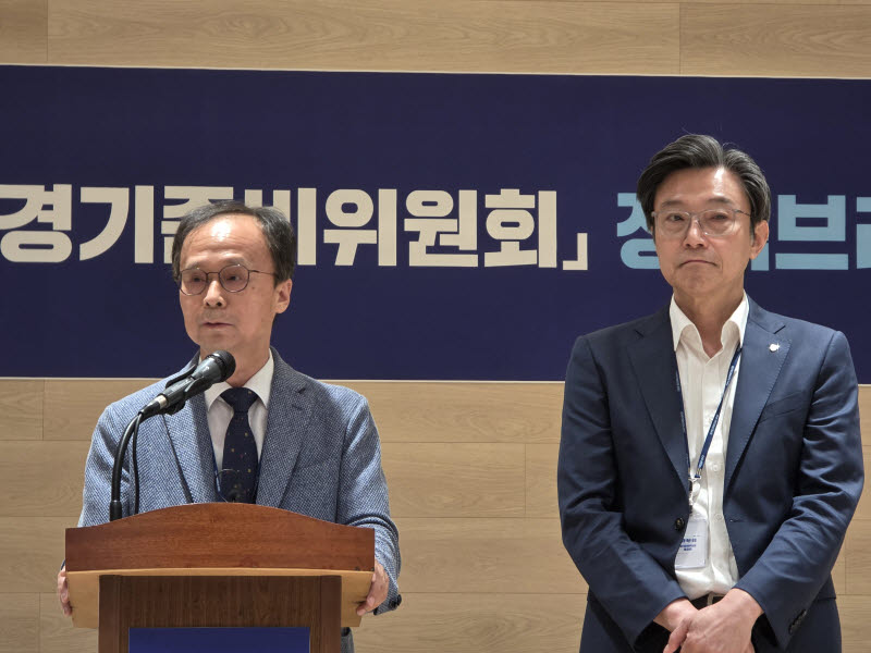김용석 공정·혁신·포용 경기준비위원회 반도체초격차전략특별위원장이 25일 기자간담회에서 반도체 생태계 강화 방안을 설명하고 있다.(사진=황영민 기자)
