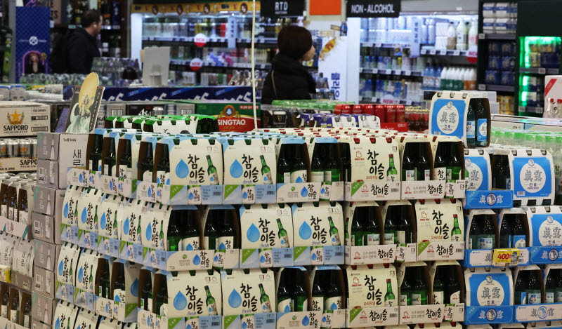 서울 한 대형마트 주류코너에서 시민들이 쇼핑하고 있다. (사진=연합뉴스)