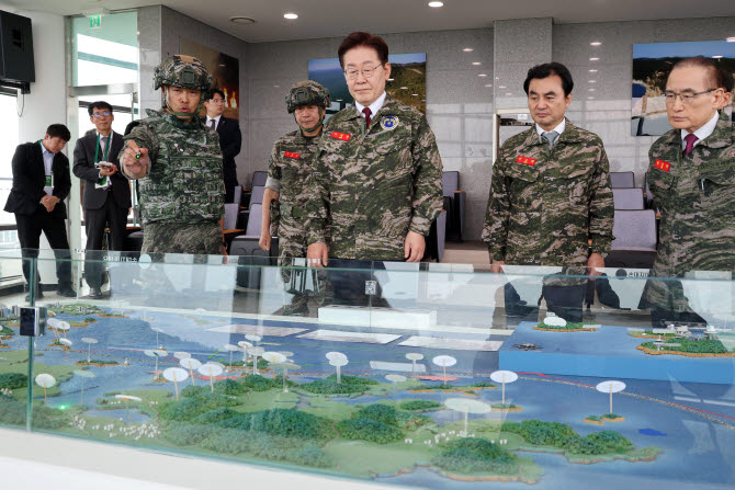 이재명 대통령이 24일 인천시 옹진군 연평도 평화전망대에서 경계작전 현황에 대한 보고를 받고 있다. (사진=연합뉴스)