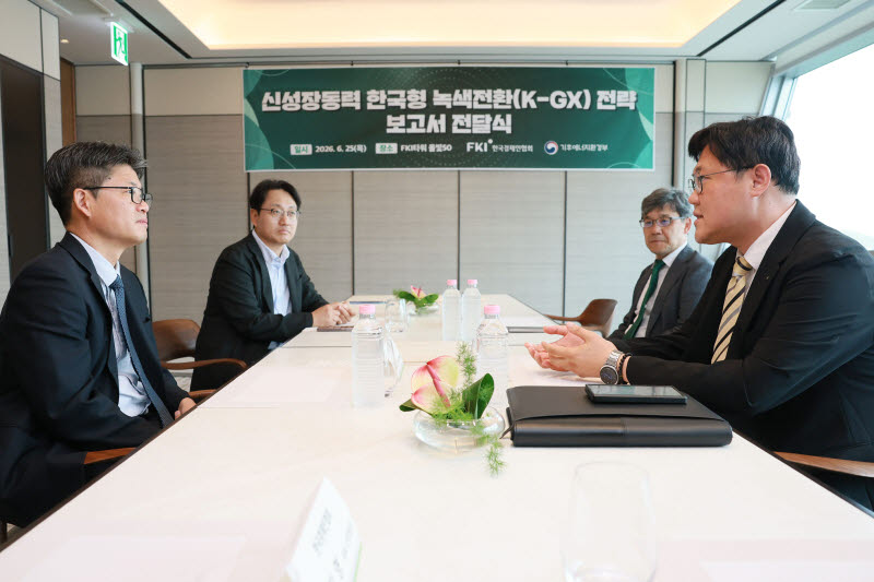 사진 왼쪽부터 시계방향으로 오일영 기후부 기후에너지정책실장, 김병훈 K-GX기획단 부단장, 윤제용 서울대 교수, 권혁민 한경협 성장전략실장. (사진=한경협)