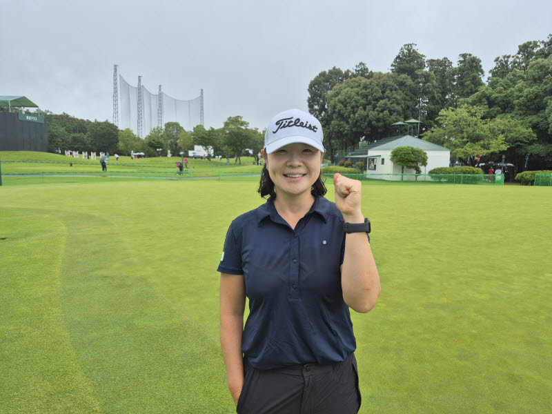 이민영이 JLPGA 투어 어스몬다민컵 1라운드 경기를 끝낸 뒤 드라이빙 레인지에서 포즈를 취하고 있다. (사진=주미희 기자)