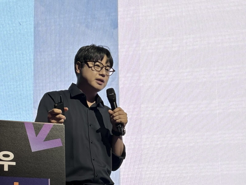 이학준 마드라스체크 대표가 25일 서울 여의도 페어몬트 앰배서더 서울에서 열린 ‘플로우 AX 페스타 2026’에서 발표하고 있다. (사진=신영빈 기자)