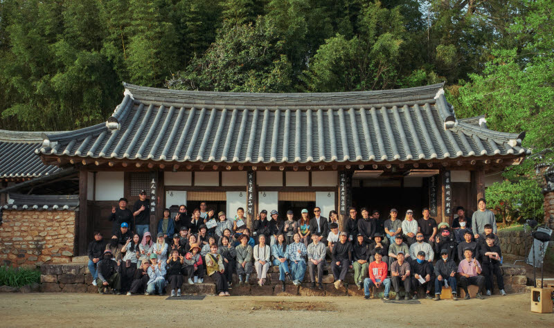 촬영을 마친 '파문' 출연진과 스태프.(사진=바이포엠스튜디오)