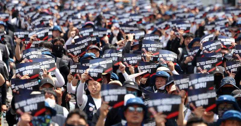 전국금속노동조합이 10일 서울 종로구 세종대로 사거리에서 금속노조 1만 간부 결의대회를 열고 모든 노동자의 고용보장, 초기업·원청교섭 쟁취를 촉구하고 있다. (사진=뉴시스)