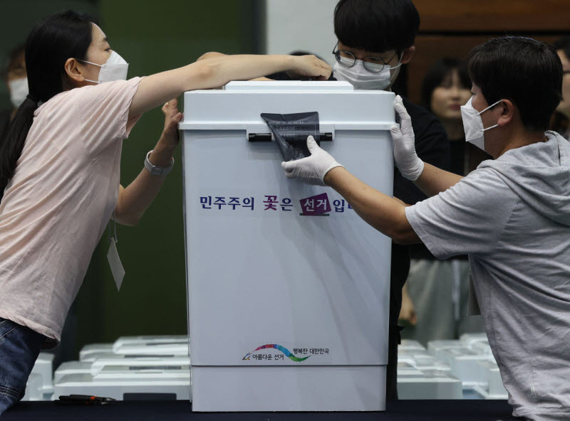 6·3지방선거일인 3일 서울 관악구 서울대학교 체육관에 마련된 개표소에서 개표사무원들이 사전투표함을 개함하고 있다. (사진 = 연합뉴스)