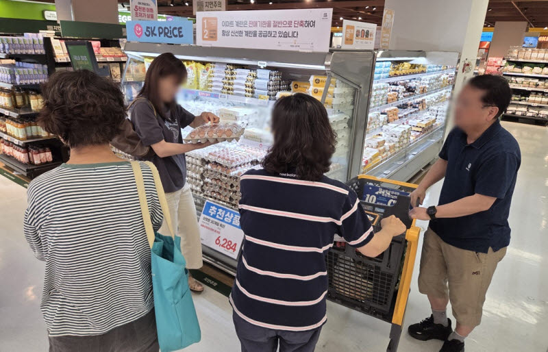 이마트 용산점에서 소비자들이 미국산 신선란 등 달걀 제품을 살펴보고 있다. (사진=한전진 기자)