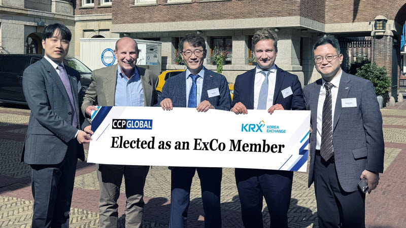 한국거래소 박상욱 청산결제본부장은 24일 오전(현지시각) 네덜란드 암스테르담에서 개최된 글로벌 청산기관 협회(CCP Global) 정기총회에서 집행위원으로 선출됐다. 사진은 왼쪽 두번째부터 티모시 커디히 CCP Global 집행위원회 위원장, 박상욱 한국거래소 청산결제본부장, 테오 플로어 CCP Global CEO. (사진=한국거래소)