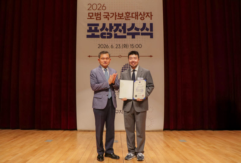 왼쪽부터 김종술 대구지방보훈청장과 이창현 씨.(사진=영남대)