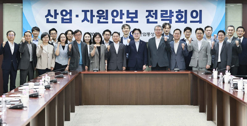 김정관 산업통상부 장관(가운데)과 산업·자원안보 분야 전문가들이 25일 한국무역보험공사에서 열린 제1회 산업·자원안보 전략회의에 앞서 기념촬영하고 있다. (사진=산업부)