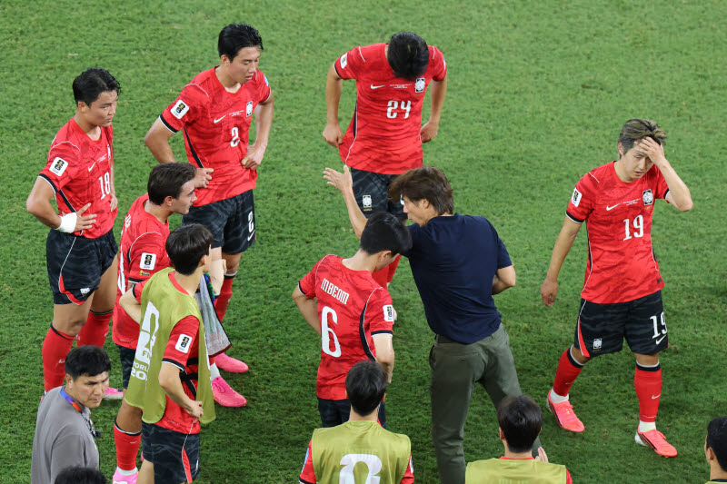 24일(현지시간) 멕시코 몬테레이 스타디움에서 열린 2026 북중미 월드컵 A조 3차전 한국과 남아프리카공화국의 경기. 홍명보 감독이 후반 하이드레이션 타임 때 전술을 지시하고 있다. (사진=연합뉴스)