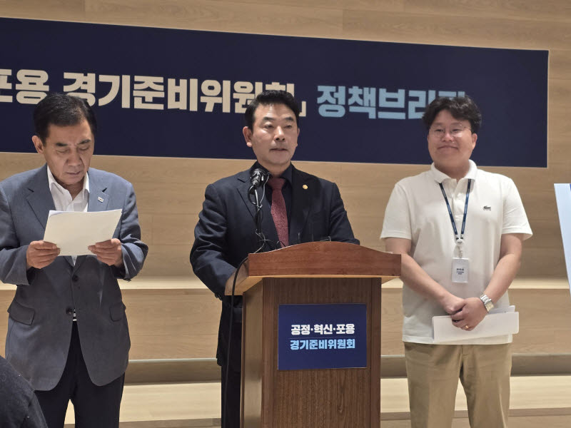 박정 공정·혁신·포용 경기준비위원회 북부대전환특별위원장이 26일 북부대전환을 위한 5대 기반, 5대 성장 동력 관련 정책브리핑을 하고 있다.(사진=황영민 기자)