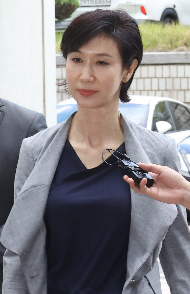 [사진공동취재단] 노소영 아트센터 나비 관장이 26일 오전 서울 서초구 서울고등법원에서 열린 재산분할 파기환송심에 2차 변론기일에 출석하고 있다.